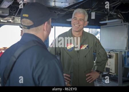 Philippinischen MEER (Nov. 17, 2018) Hintere Adm. Karl O. Thomas, Commander, Kampf Kraft Siebten Flotte, spricht mit Ens. Kevin Jäger, von Pittsburgh, Pa., auf der Ticonderoga-Klasse geführte-missile Cruiser USS Chancellorsville (CG62) während eines geplanten besuchen. Chancellorsville ist Vorwärts - in die USA 7 Flotte Bereich für Maßnahmen zur Erhöhung der Sicherheit und Stabilität in der indopazifischen Region bereitgestellt. Stockfoto