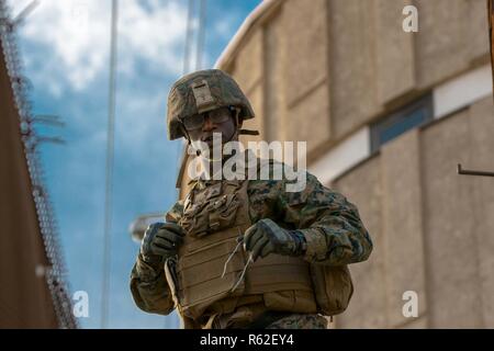 Us Marine Corps Lance Cpl. Jente Brüder, Special Purpose Marine Air-Ground Task Force 7 zugeordnet, steht auf einem Gabelstapler, die eingesetzt wird, Zäune entlang der Calexico West Port der Eintrag in Calexico, Kalifornien am November 17, 2018 zu stärken. Us Northern Command ist die militärische Unterstützung für das Ministerium für Heimatschutz und den US-amerikanischen Zoll- und Grenzschutzbehörden der südlichen Grenze der Vereinigten Staaten zu sichern. Stockfoto