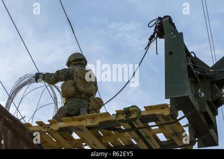 Us Marine Corps Lance Cpl. Jente Brüder von Special Purpose Marine Air-Ground Task Force7 nutzt Faltenbalg Kabel zu befestigen Zäune entlang der Calexico West Port der Eintrag in Calexico, Kalifornien am Nov. 17, 2018. Us Northern Command ist die militärische Unterstützung für das Ministerium für Heimatschutz und den US-amerikanischen Zoll- und Grenzschutzbehörden der südlichen Grenze der Vereinigten Staaten zu sichern. Stockfoto