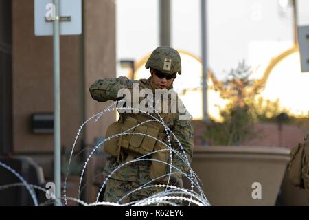 Ein Marine von Marine Air-Ground Task Force 7 bereitet Faltenbalg Kabel zu befestigen Zäune entlang der Calexico West Port der Eintrag in Calexico, Kalifornien am Nov. 17, 2018. Us Northern Command ist die militärische Unterstützung für das Ministerium für Heimatschutz und den US-amerikanischen Zoll- und Grenzschutzbehörden der südlichen Grenze der Vereinigten Staaten zu sichern. Stockfoto