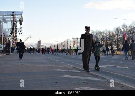 Mitglieder der Michigan National Guard feierten den 100. Jahrestag der Unabhängigkeit Lettlands mit Freunden und Kollegen in den nationalen Streitkräften von Lettland, Riga, Lettland, Nov. 18, 2018. Michigan und Lettland haben unter den US-amerikanischen National Guard Bureau Partnerschaft seit 1993 (Air National Guard ausgerichtet Stockfoto