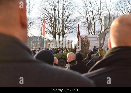 Mitglieder der Michigan National Guard feierten den 100. Jahrestag der Unabhängigkeit Lettlands mit Freunden und Kollegen in den nationalen Streitkräften von Lettland, Riga, Lettland, Nov. 18, 2018. Michigan und Lettland haben unter den US-amerikanischen National Guard Bureau Partnerschaft seit 1993 (Air National Guard ausgerichtet Stockfoto