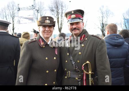 Mitglieder der Michigan National Guard feierten den 100. Jahrestag der Unabhängigkeit Lettlands mit Freunden und Kollegen in den nationalen Streitkräften von Lettland, Riga, Lettland, Nov. 18, 2018. Michigan und Lettland haben unter den US-amerikanischen National Guard Bureau Partnerschaft seit 1993 ausgerichtet. (Air National Guard Stockfoto