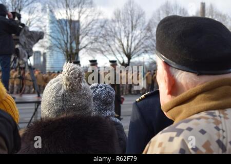 Mitglieder der Michigan National Guard feierten den 100. Jahrestag der Unabhängigkeit Lettlands mit Freunden und Kollegen in den nationalen Streitkräften von Lettland, Riga, Lettland, Nov. 18, 2018. Michigan und Lettland haben unter den US-amerikanischen National Guard Bureau Partnerschaft seit 1993 ausgerichtet. (Air National Guard Stockfoto