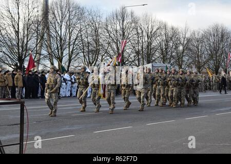 Mitglieder der Michigan National Guard feierten den 100. Jahrestag der Unabhängigkeit Lettlands mit Freunden und Kollegen in den nationalen Streitkräften von Lettland, Riga, Lettland, Nov. 18, 2018. Michigan und Lettland haben unter den US-amerikanischen National Guard Bureau Partnerschaft seit 1993 ausgerichtet. (Air National Guard Stockfoto