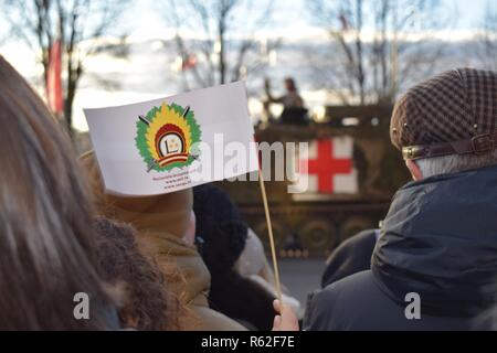 Mitglieder der Michigan National Guard feierten den 100. Jahrestag der Unabhängigkeit Lettlands mit Freunden und Kollegen in den nationalen Streitkräften von Lettland, Riga, Lettland, Nov. 18, 2018. Michigan und Lettland haben unter den US-amerikanischen National Guard Bureau Partnerschaft seit 1993 ausgerichtet. (Air National Guard Stockfoto