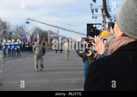 Mitglieder der Michigan National Guard feierten den 100. Jahrestag der Unabhängigkeit Lettlands mit Freunden und Kollegen in den nationalen Streitkräften von Lettland, Riga, Lettland, Nov. 18, 2018. Michigan und Lettland haben unter den US-amerikanischen National Guard Bureau Partnerschaft seit 1993 ausgerichtet. (Air National Guard Stockfoto