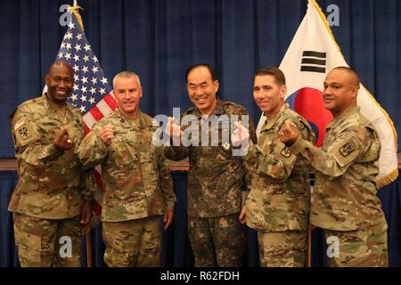 94Th Army Air und Raketenabwehr Befehl Senior Berater angeworben und Kommandant, Command Sgt. Maj. Eric McCray und Brig. Gen Michael Morrissey; Brigadier General Park Chan Sik, Republik Korea 2 Air Defense Artillery Brigade Commander und 35. ADA Feuerwehr Kommando Mannschaft, Oberst Richard Wright und Command Sgt. Maj. Wilfredo Suarez, ein liebenswertes Südkoreanischen Geste der Zuneigung an der Rakete Verteidiger des Jahres Bankett 16. November zeigen, am Osan Flughafen. Stockfoto