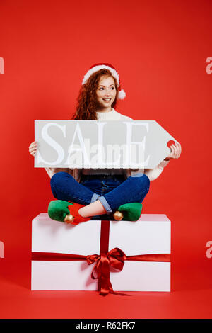 Gerne Frau mit Banner von Weihnachten Verkauf Stockfoto