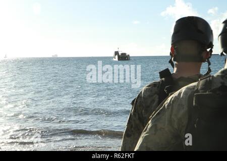 Eine Marine Landing Craft Utility Transporte 9 Mission Support Command, U.S. Army Reserve, Personal und Ausrüstung, derzeit zugeordnet gemeinsame Aufgabe Force-West Group-Saipan, Aufgabe, zu einem Hafen in Saipan, Commonwealth der Nördlichen Marianen, Nov. 18, 2018. Service Mitglieder aus der gemeinsamen Region Marianas und anderen Einheiten aus innerhalb der USA Indopazifik Befehl Task Force-West zugeordnet sind, die Zivilgesellschaft und die lokalen Beamten der CNMI Verteidigungsministerium Support als Teil der FEMA-unterstützte Typhoon Yutu Wiederaufnahme Bemühungen. Stockfoto