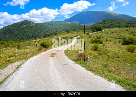 Straße leadin in Nationalpark Pollino, eine große Naturpark in der Basilicata und Kalabrien, italienische Regionen Stockfoto