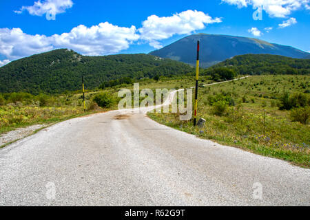 Straße leadin in Nationalpark Pollino, eine große Naturpark in der Basilicata und Kalabrien, italienische Regionen Stockfoto