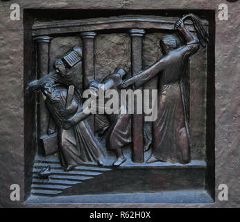 Christus Fahren die Händler aus dem Tempel, Relief an der Tür der Grossmünster ('große Münster') Kirche in Zürich, Schweiz Stockfoto