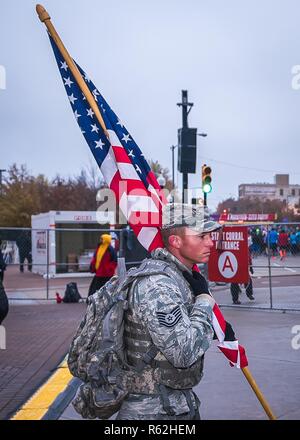 Tech. Sgt. Cory Shaw, ein Recruiter auf die 138 Fighter Wing, Tulsa, Oklahoma, bereitet für einen Halbmarathon laufen Nov. 18, 2018 im Williams Route 66 Marathon, Tulsa, Oklahoma. Shaw läuft den Halbmarathon jedes Jahr im Full Service Uniform mit einem 80-pound Ruck während winkt eine amerikanische Flagge zu Ehren der gefallenen Soldaten. Stockfoto