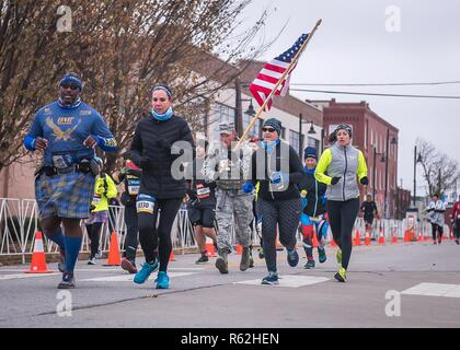 Tech. Sgt. Cory Shaw, ein Recruiter auf die 138 Fighter Wing, Tulsa, Oklahoma, läuft ein Halbmarathon, während die amerikanische Flagge Nov. 18, 2018 winken im Williams Route 66 Marathon, Tulsa, Oklahoma. Die Route 66 Halbmarathon als eines der 100 besten Hälfte Marathons in den Vereinigten Staaten anerkannt wurde. Stockfoto