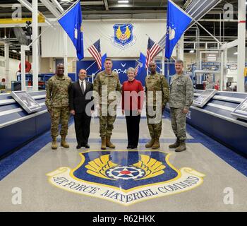 Oberst Kenyon Bell, 72nd Air Base Wing Commander; Kevin Stamey, Luftwaffe Sustainment Center Executive Director; Generalleutnant gen Kirkland, AFSC Commander; Sekretär der Air Force Heather Wilson; Generalmajor Cedric George, Leiter Logistik, stellvertretender Stabschef für Logistik, Technik und Schutz und Brig. Gen. Chris Hill, Oklahoma City Air Logistics komplexe Commander für ein Foto mit der Air Force Materiel Command Emblem an Hollywood und Weinstock in Geb. darstellen. 3001. Wilson besucht Tinker Nov. 16 und tourte mehrere Einrichtungen und Organisationen. Sie kündigte am Ende Ihres Stockfoto