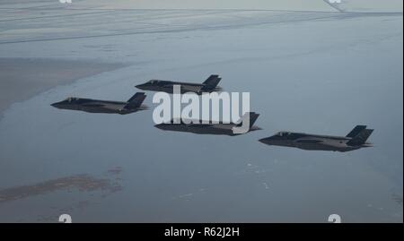 Die Bildung von F-35 Lightning IIs aus der 388. und der 419th Fighter Flügel an der Hill Air Force Base stationiert durchführen Antenne Manöver während einem Kampf Macht ausüben über Utah Test- und Trainingsbereich, 19.11.2018. Die Übung zielt darauf ab, ihre Fähigkeit, schnell eine große Kraft der Jets gegen Luft- und Bodenziele beschäftigen, um es zu bestätigen, und die Bereitschaft und die Letalität der F-35 A. Als der erste Kampf bereit F-35 Einheit in der Air Force, der 388. und der 419Th FW sind bereit, überall auf der Welt in kürzester Zeit bereitstellen. Stockfoto