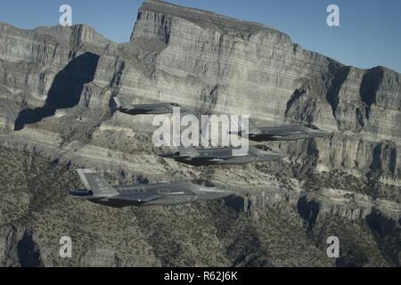 Die Bildung von F-35 Lightning IIs aus der 388. und der 419th Fighter Flügel an der Hill Air Force Base stationiert durchführen Antenne Manöver während einem Kampf Macht ausüben über Utah Test- und Trainingsbereich, 19.11.2018. Die Übung zielt darauf ab, ihre Fähigkeit, schnell eine große Kraft der Jets gegen Luft- und Bodenziele beschäftigen, um es zu bestätigen, und die Bereitschaft und die Letalität der F-35 A. Als der erste Kampf bereit F-35 Einheit in der Air Force, der 388. und der 419Th FW sind bereit, überall auf der Welt in kürzester Zeit bereitstellen. Stockfoto