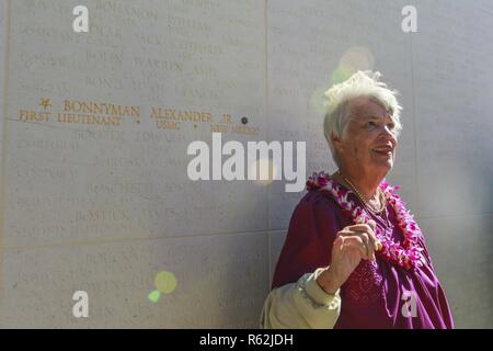 Alexandra Bonnyman Prejean, Tochter von Ehrenmedaille Empfänger US Marine Corps 1. Lt Alexander Bonnyman, posiert für ein Foto Nach der American Battle Monuments Commission (AMBC) Rosette neben dem Namen Ihres Vaters während einer Umwidmung Zeremonie an der Nationalen Gedenkstätte Friedhof der Pazifik, Honolulu, Hawaii, 19.11.2018. Die Rosette zeigt ein service Mitglied, dessen bleibt eingezogen wurden und zurückgegeben. Bonnyman's Überreste wurden im Jahr 2015 erholt. 1. Lt. Bonnyman kämpften und gab sein Leben für sein Land während der Schlacht um Tawara; für seine Tapferkeit und Aktionen während der Schlacht Stockfoto