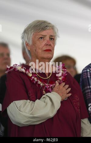 Alexandra Bonnyman Prejean, Tochter von Ehrenmedaille Empfänger US Marine Corps 1. Lt Alexander Bonnyman, legt ihre Hand über Ihr Herz während der Nationalhymne an einer Zeremonie an der Nationalen Gedenkstätte Friedhof der Pazifik, Honolulu, Hawaii, 19.11.2018, das 75-jährige Jubiläum der Schlacht um Tawara zu gedenken. Die Schlacht war der erste große angefochtenen amphibische Landung durch die USA im Zweiten Weltkrieg; fast 1.700 US-Mitglieder und fast 4.700 feindliche Kämpfer ihr Leben verloren. Stockfoto