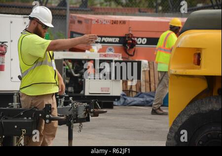 Rund 30 Generatoren zu vorübergehend die Macht kritische öffentliche Einrichtungen, wie zum Beispiel Wasser Brunnen benutzt, wurden verfolgt, heruntergeladen und von Guam Power Authority und Louis Berger Nov. 17 Nov. 20 verteilt, zu den Bereichen beeinflusst nach Super Typhoon Yutu US-Boden schlagen. Personal aus Honolulu Bezirk USACE partnering mit Soldaten aus Alpha Company 249th Engineer Battalion auch technische Unterstützung für temporäre Power Generation auf die Saipan Flughafen. Die Generatoren sind die FEMA durch eine Usace temporäre Notstrom Vertrag vermietet. Das Commonwealth ist in Zusammenarbeit mit FEMA, USACE, Stockfoto