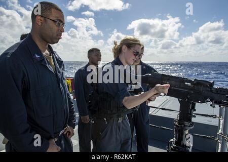 (Nov. 17, 2018) ATLANTIK - der Gunner Mate 2. Klasse Stefani Skiendziel, Hillsdale, Mich., (Mitte) erklärt Matrosen zugeordnet Pre-Commissioning Steuergerät (PCU) Michael Monsoor (DDG 1001), wie ein M240B Maschinengewehr auf dem Flugdeck setzen vor einem Feuer schießwesen Übung. Die Zukunft USS Michael Monsoor ist das zweite Schiff in der zumwalt Klasse von geführt - Flugzerstörer. Michael Monsoor ist derzeit im Transit nach San Diego, und bei der Ankunft wird eine Bekämpfung Verfügbarkeit beginnen und dann einen Kampf Testphase unterzogen werden. Das Schiff soll in die Marine Jan. 26, 2019 in Betrieb genommen werden, Stockfoto