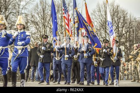 Armee und Air Michigan Mitglieder des nationalen Schutzes, zusammen mit anderen Dienstleistungen, stellen die Vereinigten Staaten von Amerika an der Lettischen Centennial Parade in Riga, Lettland Sonntag, November 18, 2018. Michigan war eingeladen, um die amerikanischen Farben zu tragen, weil der einzigartigen Beziehung zwischen den Streitkräften von Lettland und die Michigan National Guard, die sich aus ihrer 25 Jahre Partnerschaft. Stockfoto