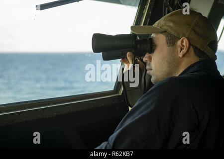 (Nov. 18, 2018) KARIBIK - Sonar Techniker (Oberfläche) 2. Klasse Jorge Cardona, aus El Paso, Texas, Monitore für die Kontakte in der pilothouse von pre-commissioning Steuergerät (PCU) Michael Monsoor (DDG 1001). Die Zukunft USS Michael Monsoor ist das zweite Schiff in der zumwalt Klasse von geführt - Flugzerstörer. Michael Monsoor ist derzeit im Transit nach San Diego, und bei der Ankunft wird eine Bekämpfung Verfügbarkeit beginnen und dann einen Kampf Testphase unterzogen werden. Das Schiff soll in die Marine Jan. 26, 2019 in Coronado, Kalifornien, in Betrieb genommen werden Stockfoto