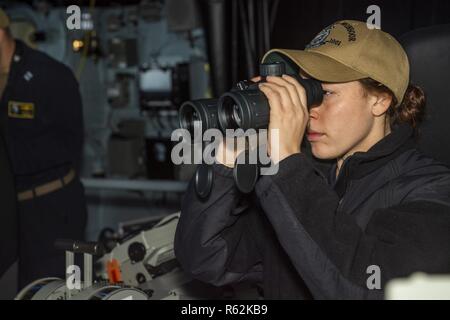 (Nov. 18, 2018) KARIBIK - Lt. j.g. Colleen Coombes, aus Newburyport, Massachusetts, Monitore für die Kontakte in der pilothouse von pre-commissioning Steuergerät (PCU) Michael Monsoor (DDG 1001). Die Zukunft USS Michael Monsoor ist das zweite Schiff in der zumwalt Klasse von geführt - Flugzerstörer. Michael Monsoor ist derzeit im Transit nach San Diego, und bei der Ankunft wird eine Bekämpfung Verfügbarkeit beginnen und dann einen Kampf Testphase unterzogen werden. Das Schiff soll in die Marine Jan. 26, 2019 in Coronado, Kalifornien, in Betrieb genommen werden Stockfoto