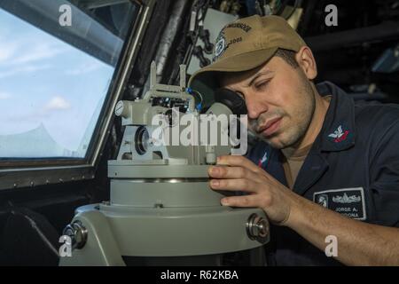 (Nov. 18, 2018) KARIBIK - Sonar Techniker (Oberfläche) 2. Klasse Jorge Cardona, aus El Paso, Texas, verwendet ein Teleskop alidade zu überwachen, für die Kontakte in der pilothouse von pre-commissioning Steuergerät (PCU) Michael Monsoor (DDG 1001). Die Zukunft USS Michael Monsoor ist das zweite Schiff in der zumwalt Klasse von geführt - Flugzerstörer. Michael Monsoor ist derzeit im Transit nach San Diego, und bei der Ankunft wird eine Bekämpfung Verfügbarkeit beginnen und dann einen Kampf Testphase unterzogen werden. Das Schiff soll in die Marine Jan. 26, 2019 in Coronado, Kalifornien, in Betrieb genommen werden Stockfoto
