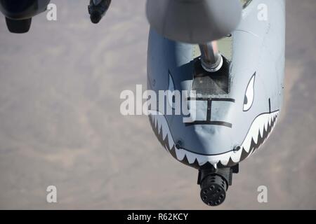 Eine A-10 Thunderbolt II, zu den 75 Expeditionary Jagdgeschwader zugewiesen wurde, empfängt von einem KC-135 Stratotanker, die 340 Expeditionary Luftbetankung Geschwader zugewiesen, während über der Provinz Kandahar, Afghanistan, Nov. 18, 2018 fliegen. Die Tankflugzeuge ermöglicht warfighters in ihrer Mission, länger zu bleiben und anhaltende Präsenz overhead halten. Stockfoto