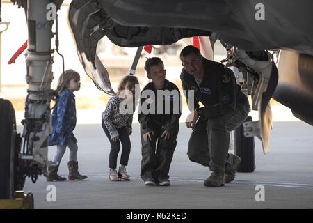 William Paap, 33rd Fighter Wing Pilot für einen Tag, Mitte, und seine Schwestern Blick in die Waffen, die Buchten von einer F-35A Lightning II neben Kapitän Matthew Powell, 58th Fighter Squadron F-35 Pilot, November 20, 2018, at Eglin Air Force Base, Fla. Der Pilot für einen Tag Programm zielt darauf ab, lokale Kinder mit medizinischen Fragen gehen die vollständige Erfahrung des Seins auf eine fliegende Einheit zu geben. Während seines Tages, Paap erhielt mit einem Jet, hörte Piloten aus dem Kontrollturm, gelernt, wie Wartung hält Flugzeuge bereit zu fliegen und praktische Übungen mit der Polizei und Feuerwehr aus dem 96. Test Wing. Stockfoto