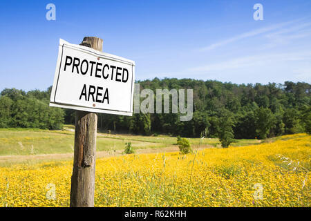 "Geschützten Bereich" auf einem Feld Schild - Schild in der Landschaft - Bild mit Kopie Raum Stockfoto