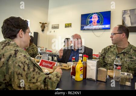 CAMP LEMONNIER, Dschibuti - US-Vertreter Ron Estes von Kansas, hat Mittagessen mit Vorwärts- bereitgestellten Dienste Mitglieder zu Camp Lemonnier, Dschibuti bei einem Besuch auf der Basis, Nov. 21, 2018 zugeordnet. Die Vertreter sind Reisen mit der nationalen Verteidigung Führer zu treffen Bereitschaft und Sicherheit im Bereich der Verantwortung zu verstehen. CLDJ's Mission ist es, gemeinsame warfighters Vorwärtsbetrieb zu aktivieren und den USA - Dschibuti Beziehungen zu stärken. Stockfoto