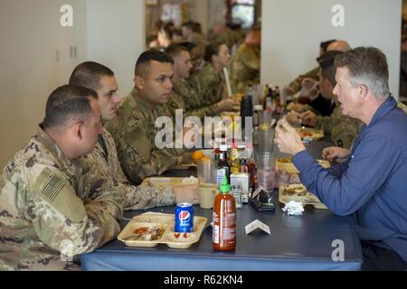 CAMP LEMONNIER, Dschibuti - US-Vertreter Roger Marshall von Kansas, hat Mittagessen mit Vorwärts- bereitgestellten Dienste Mitglieder zu Camp Lemonnier, Dschibuti bei einem Besuch auf der Basis, Nov. 21, 2018 zugeordnet. Die Vertreter sind Reisen mit der nationalen Verteidigung Führer zu treffen Bereitschaft und Sicherheit im Bereich der Verantwortung zu verstehen. CLDJ's Mission ist es, gemeinsame warfighters Vorwärtsbetrieb zu aktivieren und den USA - Dschibuti Beziehungen zu stärken. Stockfoto