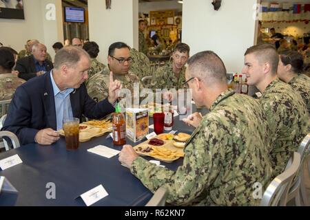 CAMP LEMONNIER, Dschibuti - US-Vertreter Trent Kelly von Mississippi, hat Mittagessen mit Vorwärts- bereitgestellten Dienste Mitglieder zu Camp Lemonnier, Dschibuti bei einem Besuch auf der Basis, Nov. 21, 2018 zugeordnet. Die Vertreter sind Reisen mit der nationalen Verteidigung Führer zu treffen Bereitschaft und Sicherheit im Bereich der Verantwortung zu verstehen. CLDJ's Mission ist es, gemeinsame warfighters Vorwärtsbetrieb zu aktivieren und den USA - Dschibuti Beziehungen zu stärken. Stockfoto