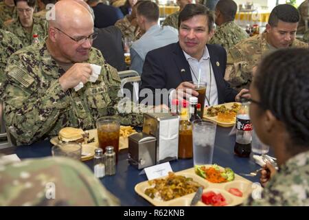 CAMP LEMONNIER, Dschibuti - US-Vertreter Vincente Gonzalez aus Texas, hat Mittagessen mit Vorwärts- bereitgestellten Dienste Mitglieder zu Camp Lemonnier, Dschibuti bei einem Besuch auf der Basis, Nov. 21, 2018 zugeordnet. Die Vertreter sind Reisen mit der nationalen Verteidigung Führer zu treffen Bereitschaft und Sicherheit im Bereich der Verantwortung zu verstehen. CLDJ's Mission ist es, gemeinsame warfighters Vorwärtsbetrieb zu aktivieren und den USA - Dschibuti Beziehungen zu stärken. Stockfoto