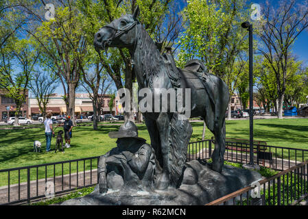 Cowboy in Ruhe Bronze Statue, die in 1990 platziert, von Solon Hannibal Borglum, Courthouse Plaza in Prescott, Arizona, USA Stockfoto