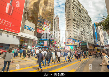 Hongkong, China - Dezember 6, 2016: eine riesige Masse an Yee Wo Street Junction mit Hennessy Road, Causeway Bay, der Luxus Shopping Viertel, einer der belebtesten Kreuzungen in Hongkong. Stockfoto