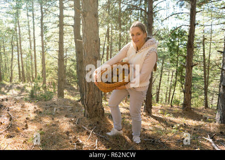 Pilze, Frau Sammeln von Pilzen im Wald Stockfoto