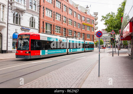 Bremen, Deutschland - 12. Juni 2011: Moderne Straßenbahn, die durch die Altstadt von Bremen Stockfoto