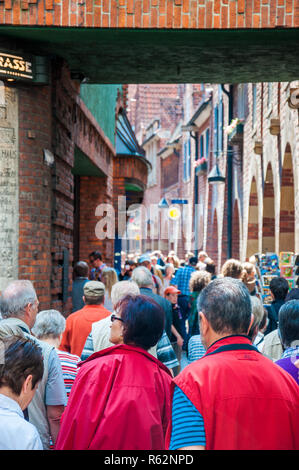 Bremen, Deutschland - 12. Juni 2011: Gemütlich, mittelalterliche Altstadt Straßen voller Touristen, Einheimische, Reisende im Herzen der Heimatstadt von "Stadtmusikanten Stockfoto