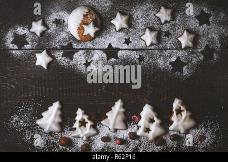 Winterwald gemacht durch Cookies auf der hölzernen Hintergrund-Draufsicht Stockfoto