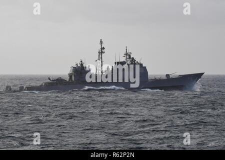 Mittelmeer (Nov. 21, 2018) Die Ticonderoga-Klasse geführte-missile Cruiser USS Normandie (CG60) Transite das Mittelmeer. Die Normandie ist die in den USA 6 Flotte Fläche von Operationen mit dem Harry S. Truman Carrier Strike Group, weiterhin zu fördern die Zusammenarbeit mit regionalen Verbündeten und Partner, Stärkung der regionalen Stabilität, und wachsam bleiben, agil und dynamisch. Stockfoto