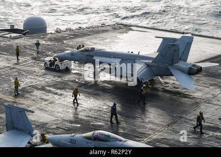 Mittelmeer (Nov. 21, 2018) Segler Transport eine F/A-18E Super Hornet der Knighthawks von Strike Fighter Squadron (VFA) 136 über die Flight Deck zugewiesen an Bord der Nimitz-Klasse Flugzeugträger USS Harry S. Truman (CVN 75). Die derzeit in den USA 6 Flotte Bereich der Operationen, Harry S. Truman wird zur Förderung der Zusammenarbeit mit den regionalen Verbündeten und Partnern fortsetzen, Stärkung der regionalen Stabilität, und wachsam bleiben, agil und dynamisch. Stockfoto