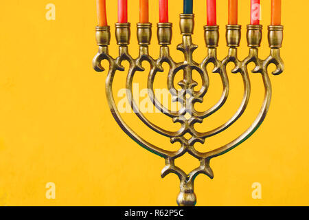 Hanukkah Menorah mit Kerzen auf dem gelben Hintergrund horizontale Stockfoto