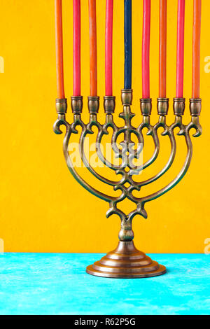 Hanukkah Menorah mit Kerzen auf dem gelben Hintergrund vertikale Stockfoto