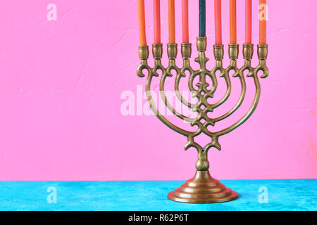 Hanukkah Menorah mit Kerzen auf dem rosa Hintergrund horizontale Stockfoto