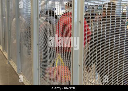 Unzulässig aliens, einige, die Asyl suchen, werden von CBP Offiziere im San Ysidro Einfuhrhafen verarbeitet. Neben den Vorbereitungen für Tausende von Migranten aus dem Caravan anreisen, CBP weiterhin rund 100.000 reguläre Reisende in den Vereinigten Staaten täglich zu verarbeiten neben anderen verarbeitet, ohne Dokumente, die an der Grenze warten müssen. November 23, 2018. Fotos von Mani Albrecht US-amerikanischen Zoll- und Grenzschutzbehörden Amt für Öffentliche Angelegenheiten Visual Communications Division Stockfoto