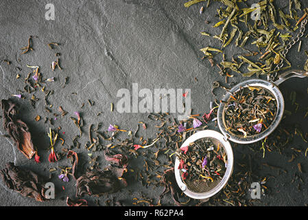 Für hibiscus Tee Zubereitung auf dem dunklen Stein Tabelle Stockfoto